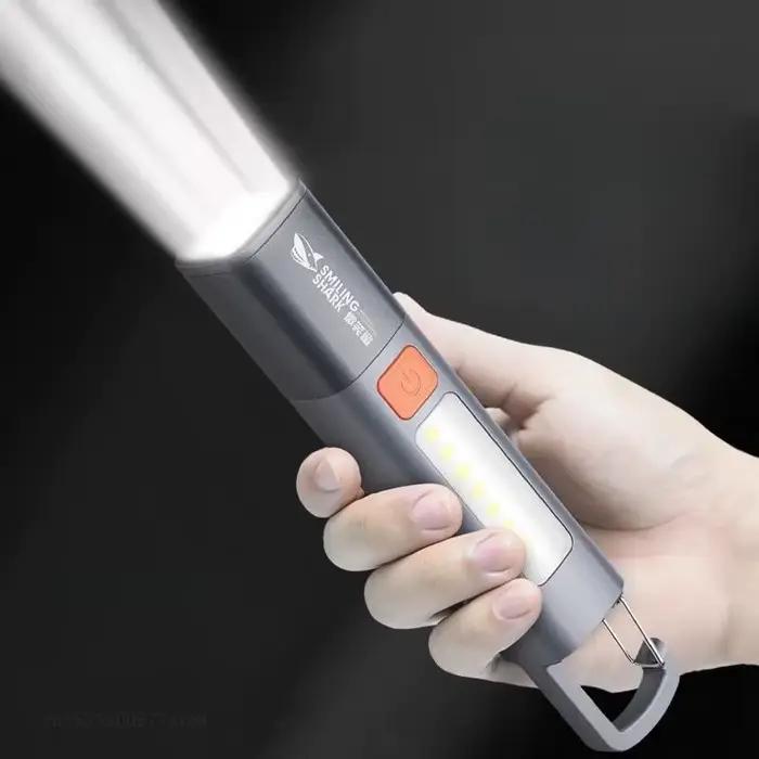 Nouvelle lampe torche d'extérieur portable à lumière puissante