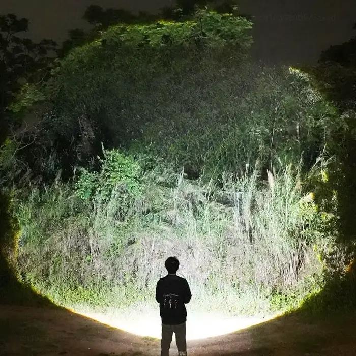 Nouvelle lampe torche d'extérieur portable à lumière puissante
