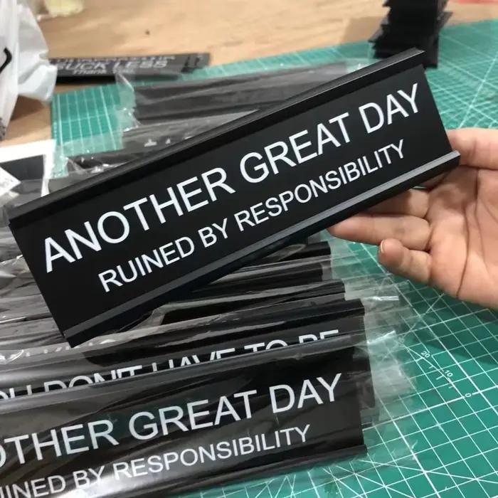 Nouvelle Décoration de Bureau Noire en Alliage d'Aluminium, Panneau de Table Léger, Panneau de Poste de Travail, Cadeau pour Collègues