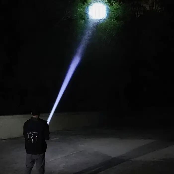 Nouvelle lampe torche d'extérieur portable à lumière puissante