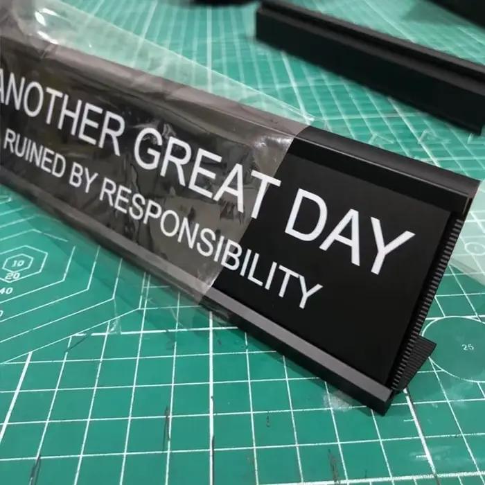 Nouvelle Décoration de Bureau Noire en Alliage d'Aluminium, Panneau de Table Léger, Panneau de Poste de Travail, Cadeau pour Collègues