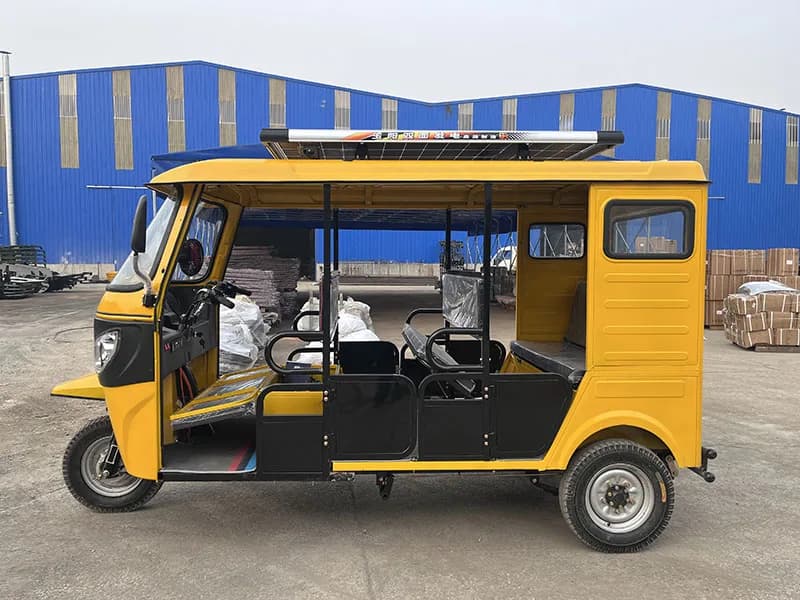Tuk-tuk électrique fermé à 9 places avec panneaux solaires, personnalisable, apparence sur mesure, d