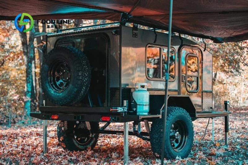 Petite caravane tout-terrain pour le camping et la cuisine