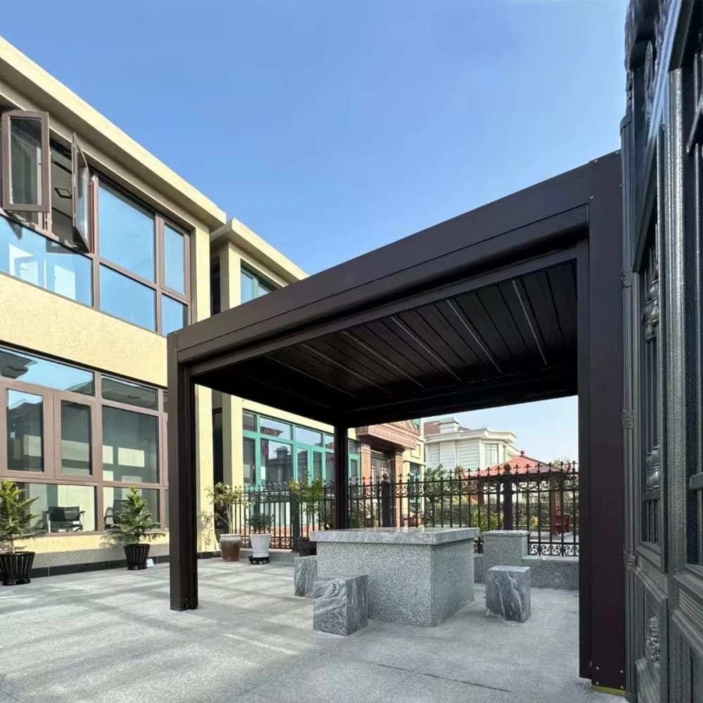 Pergola automatique en aluminium à lames orientables avec auvents bioclimatiques pour ombrage extérieur