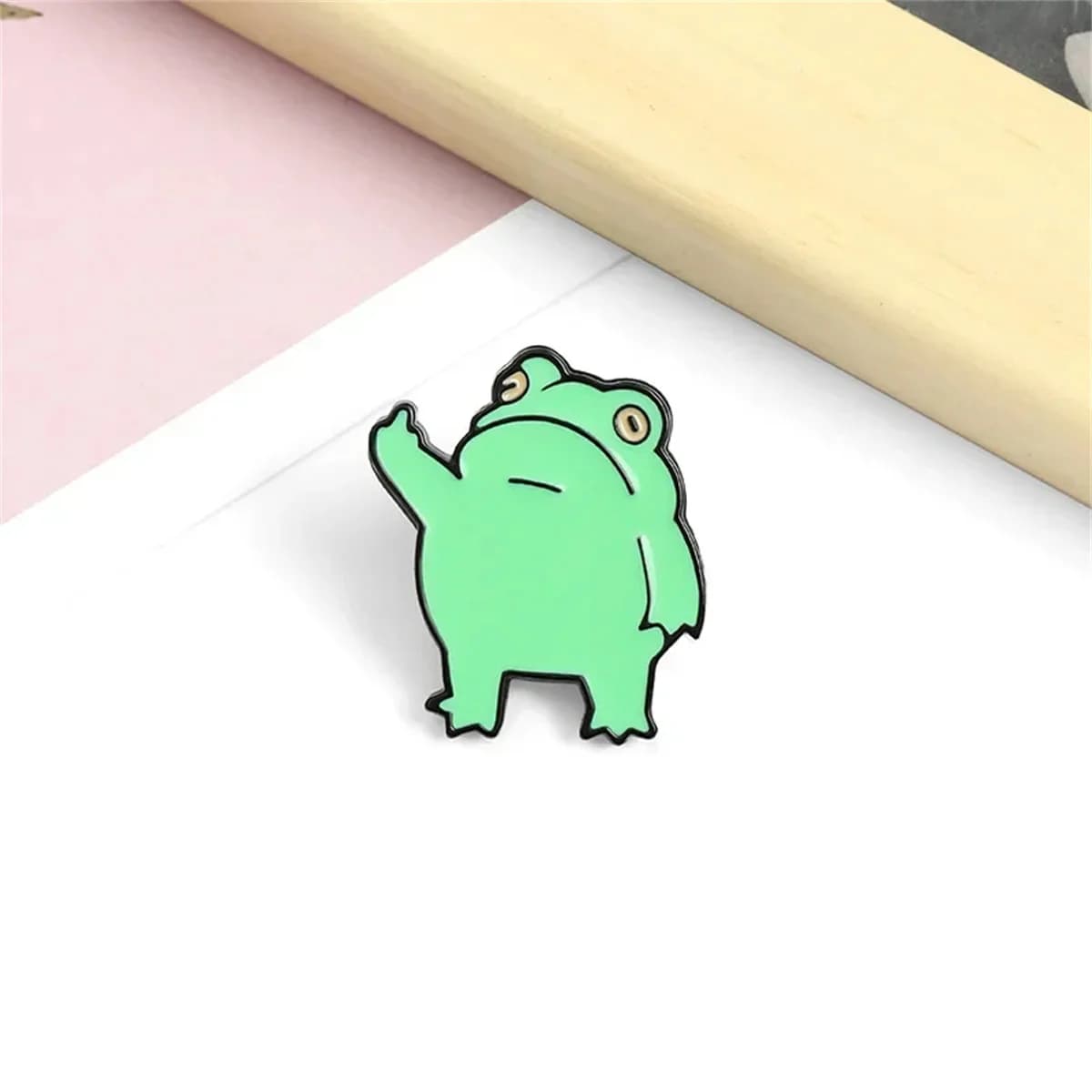 Broche en alliage de grenouille verticale, drôle et mignon, Badge Animal de dessin animé créatif, personnalité, accessoires pour vêtements assortis avec tout