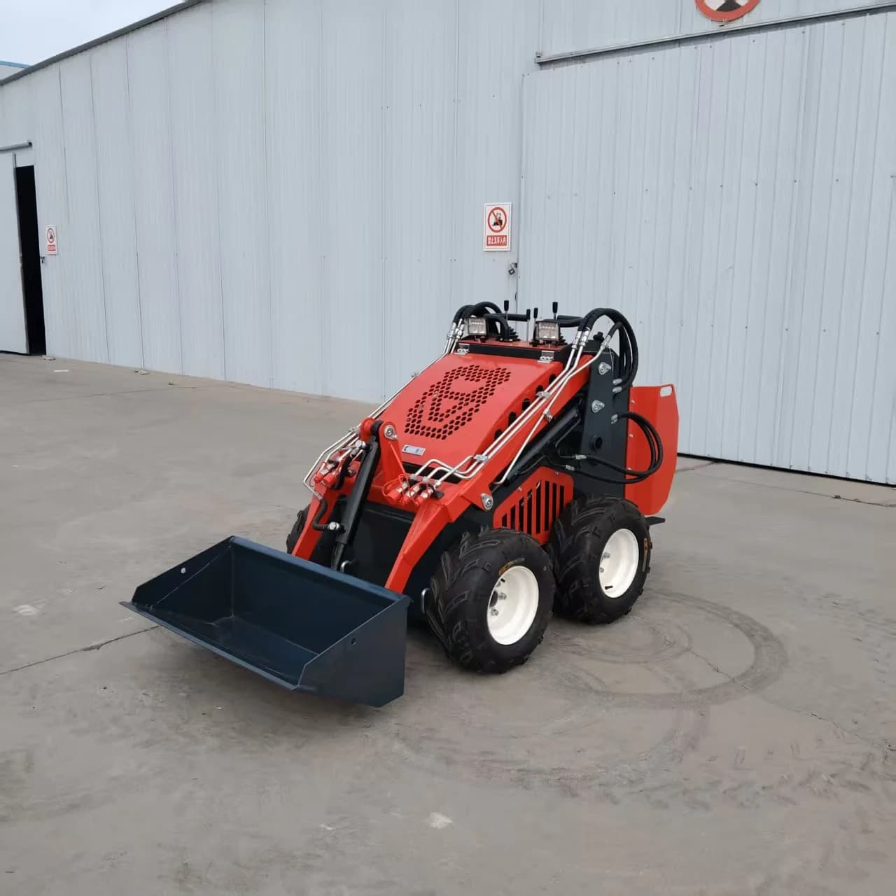 Petite chargeuse compacte forestière 600 kg petite chargeuse avec seau chargeuse compacte hydraulique