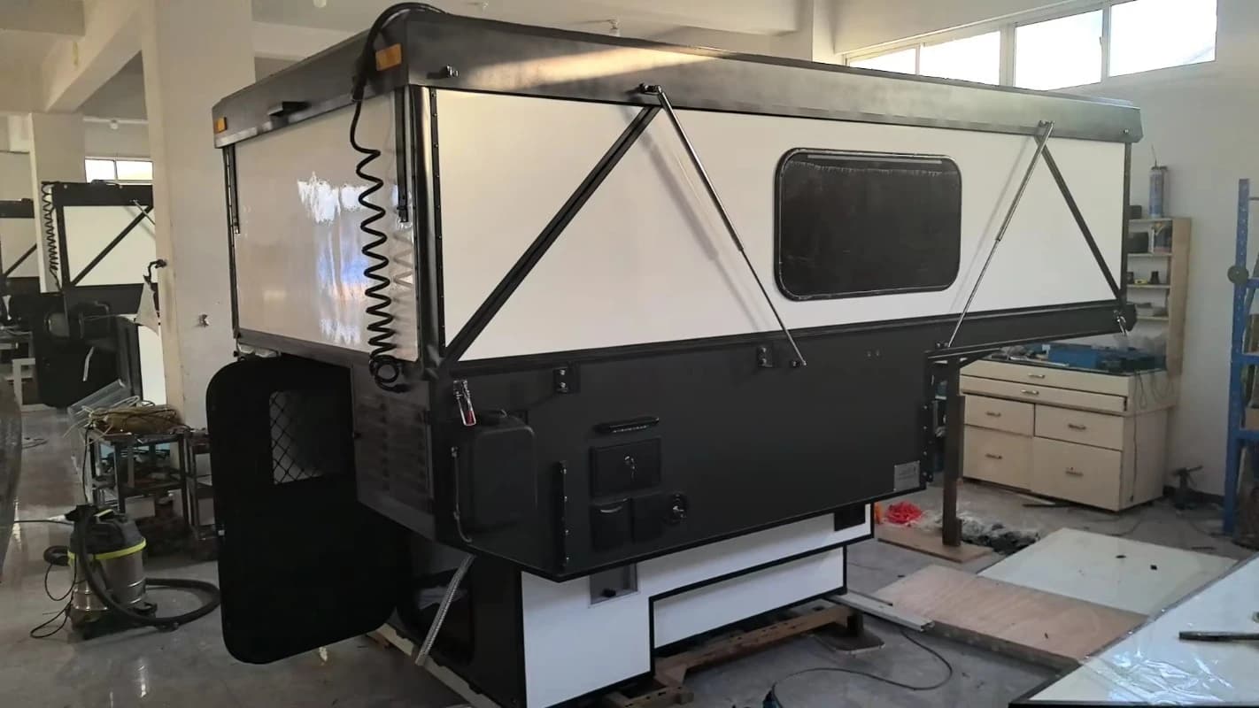 Camping-car élégant et confortable avec matelas rembourrés et portes avec écran de confidentialité pour le camping familial sur mesure
