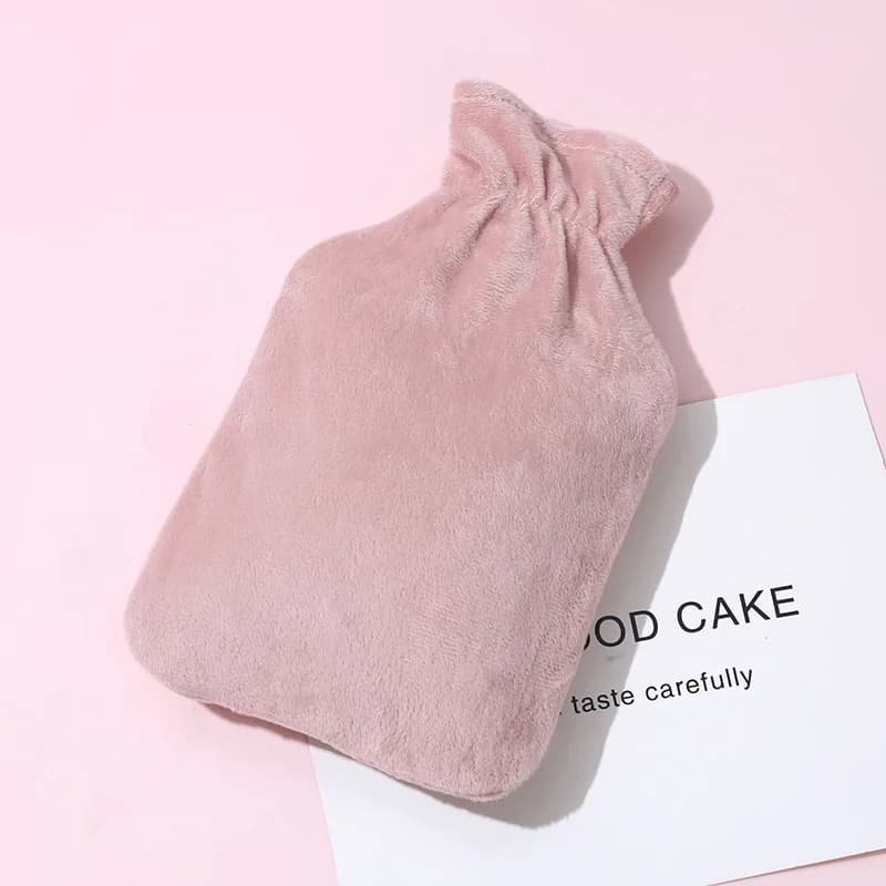 Bouteille d'eau chaude pour femmes avec housse en peluche douce, chauffe-mains sûr et antidéflagrant, thérapie thermique pour l'estomac et les pieds