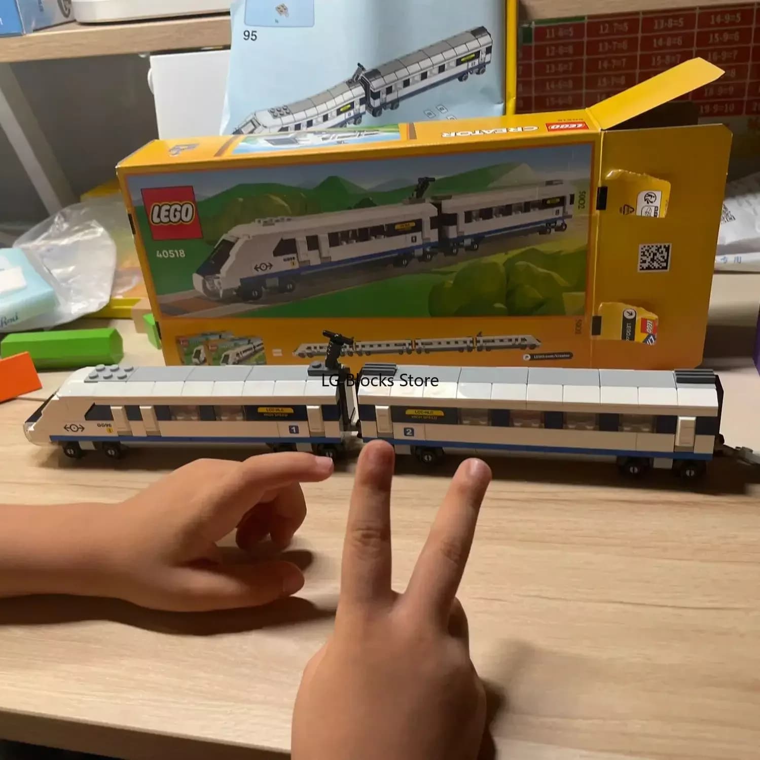 LEGO Creator Train à grande vitesse 2 chariots connectés, un du qui contient le compartiment du conducteur et a un devant incliné 40518